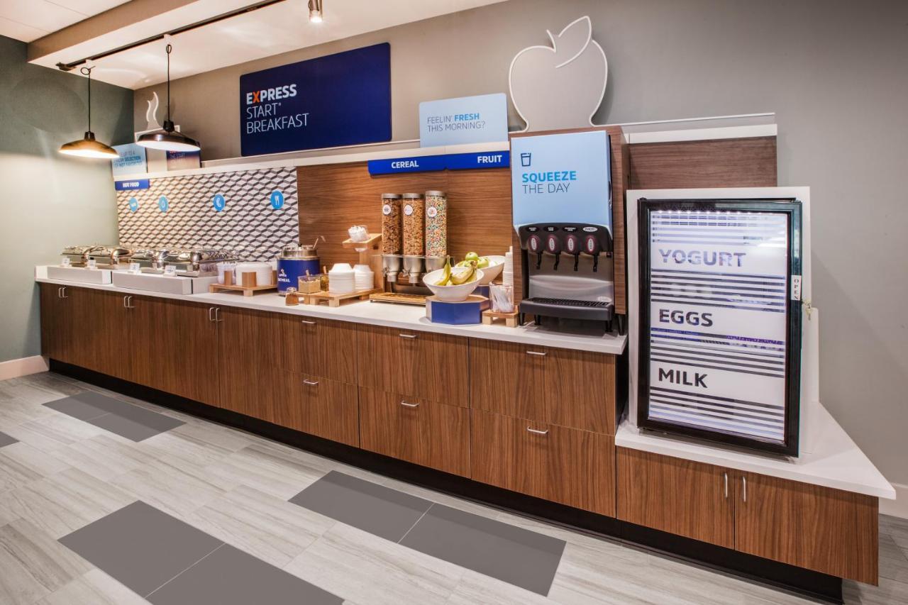 Holiday Inn Express - Milwaukee Downtown By Ihg Exterior photo